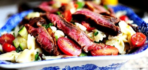 Паста салат с помидорами, цукини, и сыром Фета