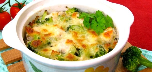 Куриное филе и брокколи, запеченные под сливочным соусом