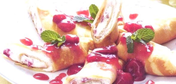 Блины с творогом, вишней, клубничным и ванильным соусом