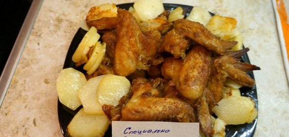 Куриные крылышки в глазури с печеным картофелем