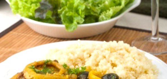 Куриная грудка с хересом, оливками и маслинами