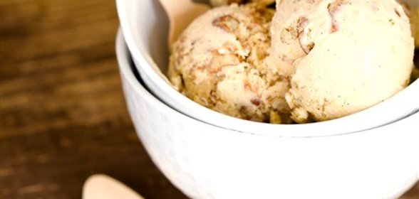 Сливочное мороженое с жареным пеканом