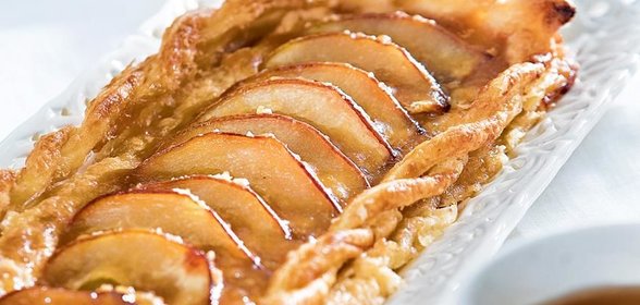 Теплый слоеный десерт из груш с шоколадом