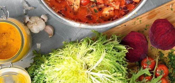 Рагу из курицы со свекольным карри