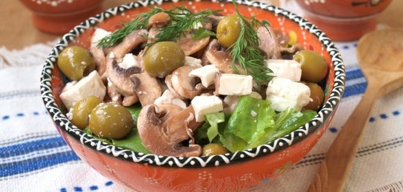 Салат с фетой,оливками и шампиньонами