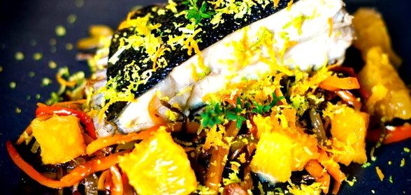 Тюрбо, запеченная в духовке, с перцами и апельсинами