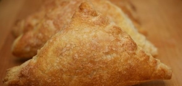Слоеные пирожки с яблоками из готового теста
