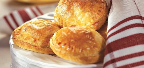 Слоеные пирожки с мясом