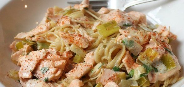 Паста с лососем и луком-пореем