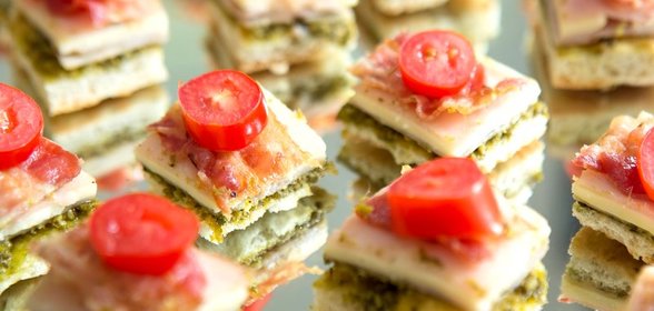 Канапе с солёным огурцом и беконом