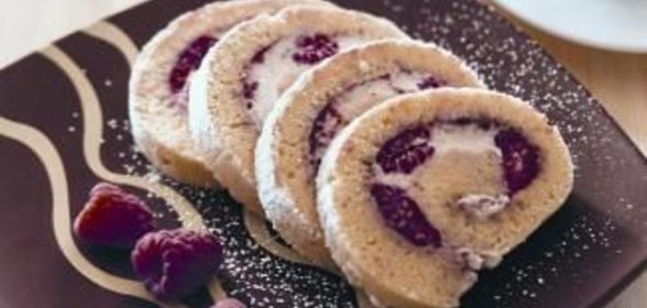 Швейцарский рулет с малиной