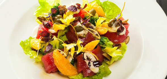 Салат с тунцом и дольками апельсина