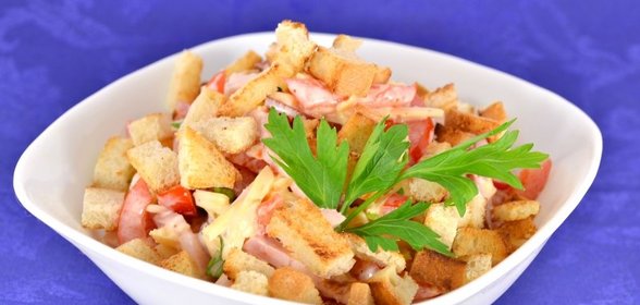 Салат из помидоров с варено-копченой грудинкой, сыром и сухариками