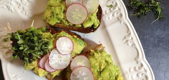 Тост с авокадо и редисом