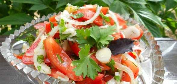 Острый салат из помидоров и лука