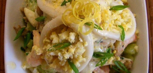 Салат из кальмаров и креветок с огурцом в лимонно-сметанном полушубке