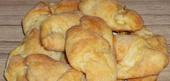 Рогалики из творожного теста с яблоками