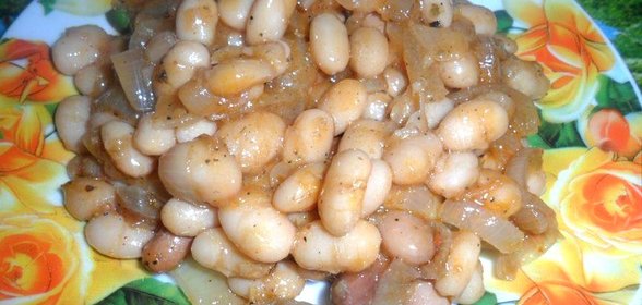 Фасоль в горшочке с томатным соусом