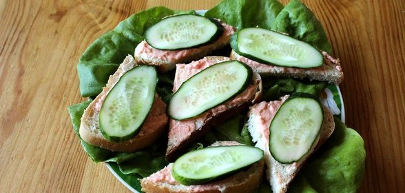 Бутерброды с огурцом и икрой