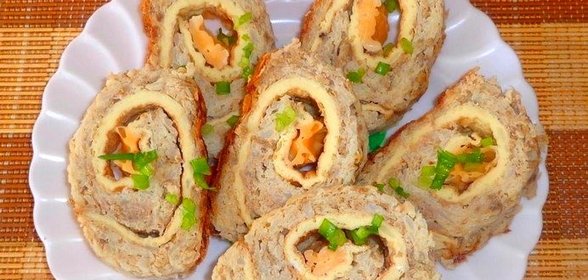 Картофельно-мясной рулет с яйцом