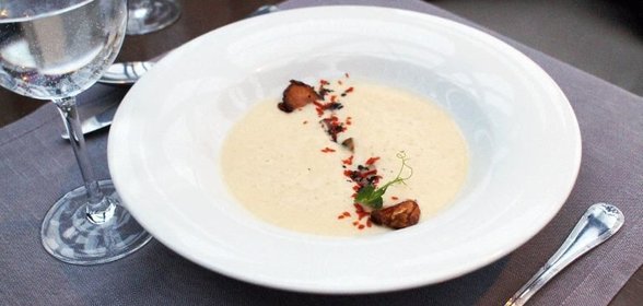 Капустный крем-суп с вешенками и маринованной брюссельской капустой