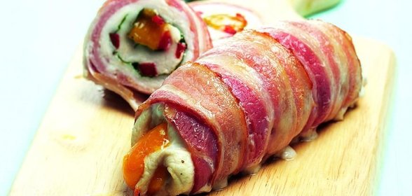 Рулеты из куриной грудки с сыром гауда и базиликом