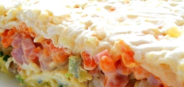 Салат с морковью и ветчиной