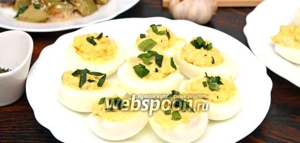 Яйца фаршированные курицей, чесноком и зелёным луком