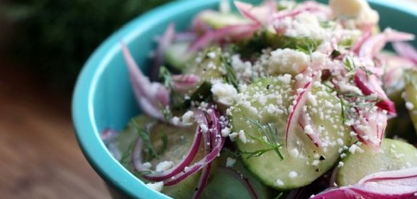 Огуречный салат с фетой и красным луком