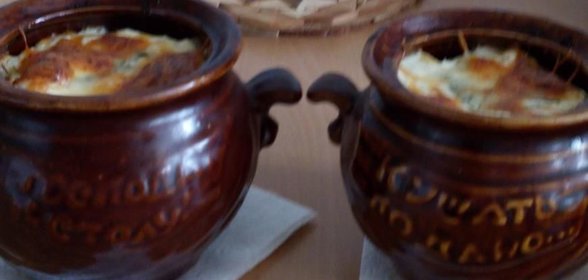 Грибное рагу с картофелем в горшочках