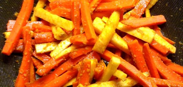 Морковь и пастернак, глазированные в имбирно-медовом соусе с куркумой