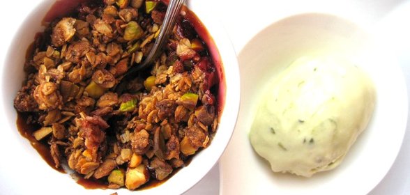 Крамбл с клубникой, сливой и фисташками