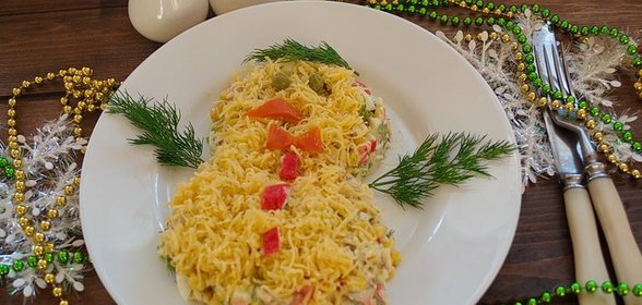 Кальмаровый салат с крабовыми палочками