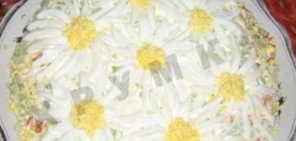 Салат Ромашковое поле с консервами