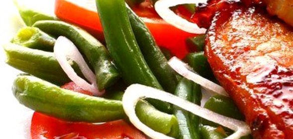 Чесночная зеленая фасоль с томатами и зеленью