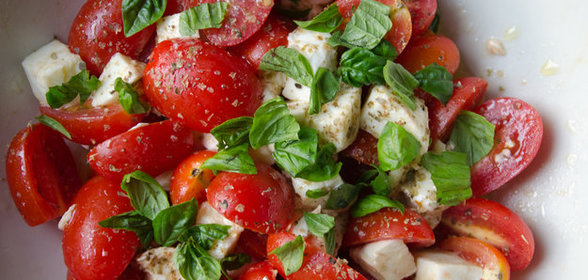 Салат с томатами и моцареллой