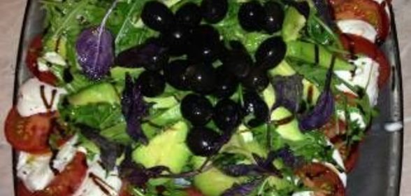 Салат Капрезе с авокадо