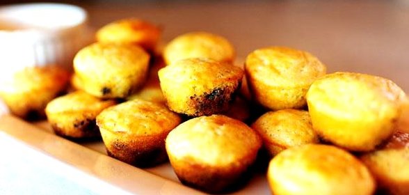 Кукурузные мини-маффины с черникой и ванильным маслом