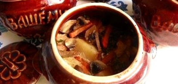 Картофель с грибами мясом и черносливом в горшочках