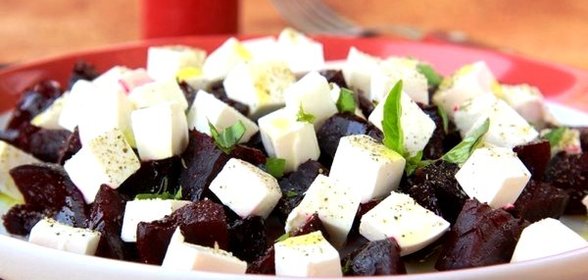 Свекольный салат с козьим сыром