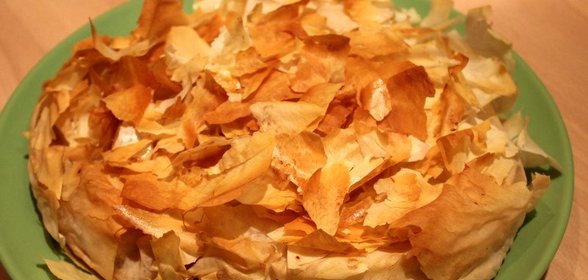Рваный пирог из фило с персиками