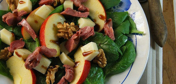 Осенний салат со шпинатом и куриными желудочками