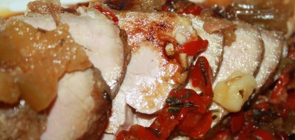Запеченный окорок с яблоками и сладким перцем