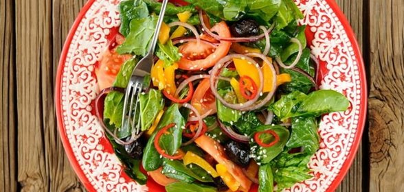 Яркий салат с помидорами, шпинатом и сицилийской заправкой