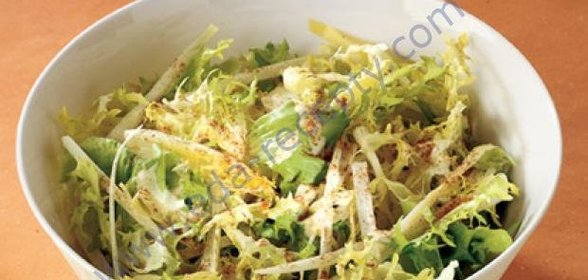 Салат из эндивия с ореховым соусом
