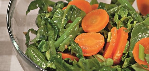Салат из моркови и шпината