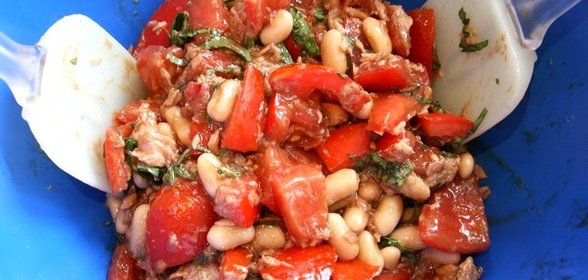 Салат с фасолью и тунцом