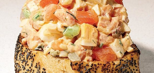 Яичный салат с копченым лососем и вяленными на солнце томатами