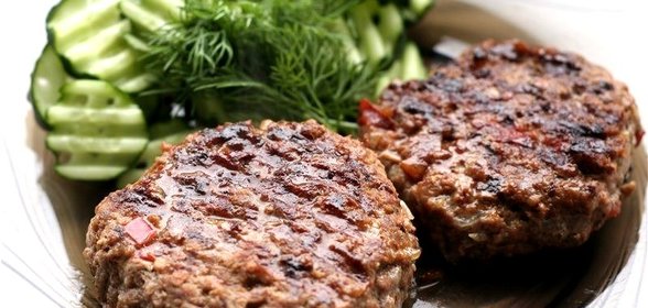 Рубленный бифштекс с луком и зеленью