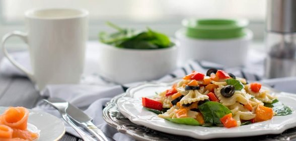 Теплый салат с запеченным перцем и пастой